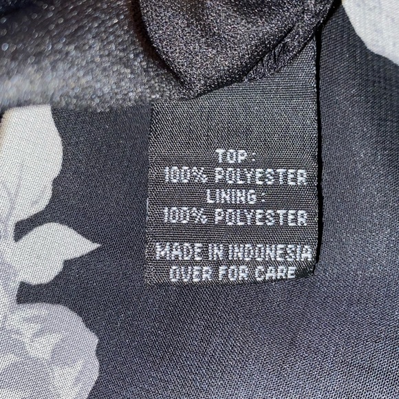Black/white/gray floral top NWOT! - Picture 6 of 6